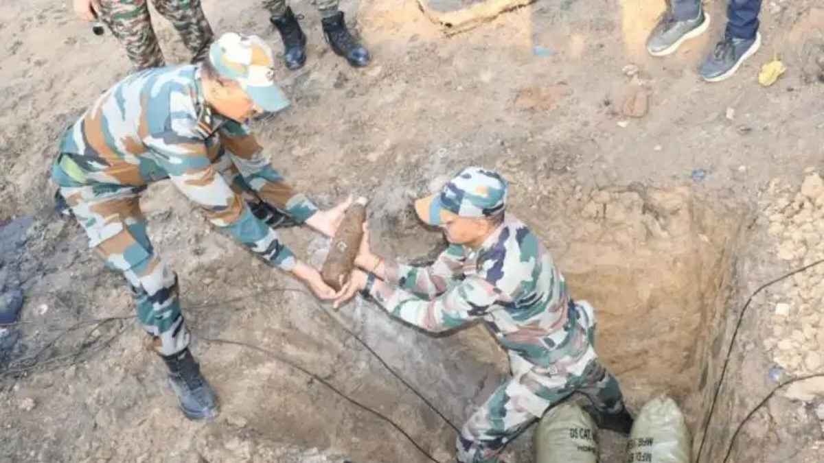 जबलपुर में जमीन फाड़कर निकला 15 किलो का जिंदा बम, धमाके की खबर से दहल उठा पूरा इलाका! LiveBombFound