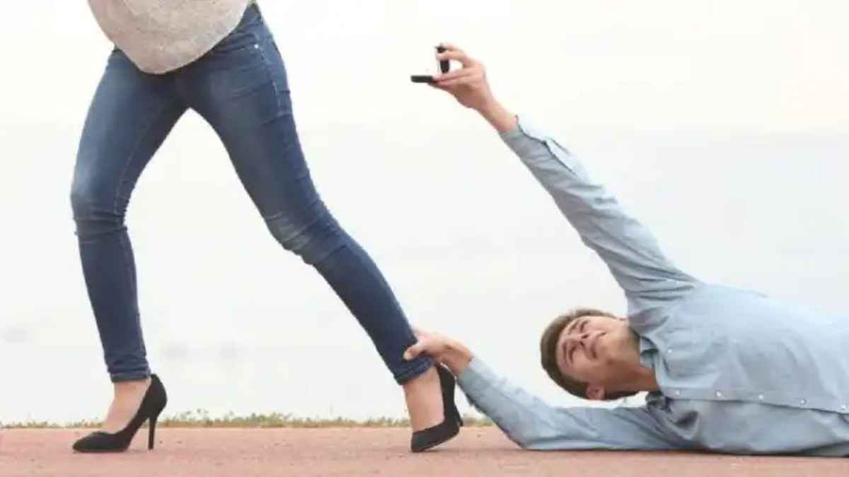 क्या आपका पार्टनर भी करने लगा है हद से ज्यादा कंट्रोल? जान लीजिए प्यार और सनक के बीच का बारीक अंतर! LoveVsObsession