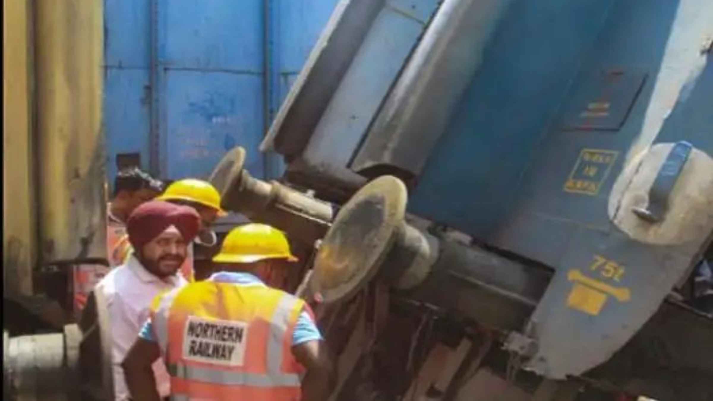 Katra Special Train Accident: वैष्णो देवी जा रही स्पेशल ट्रेन के बीच सफर में उड़े परखच्चे, कोच के दो टुकड़े होने से मची चीख-पुकार Mata Vaishno Devi Katra Train