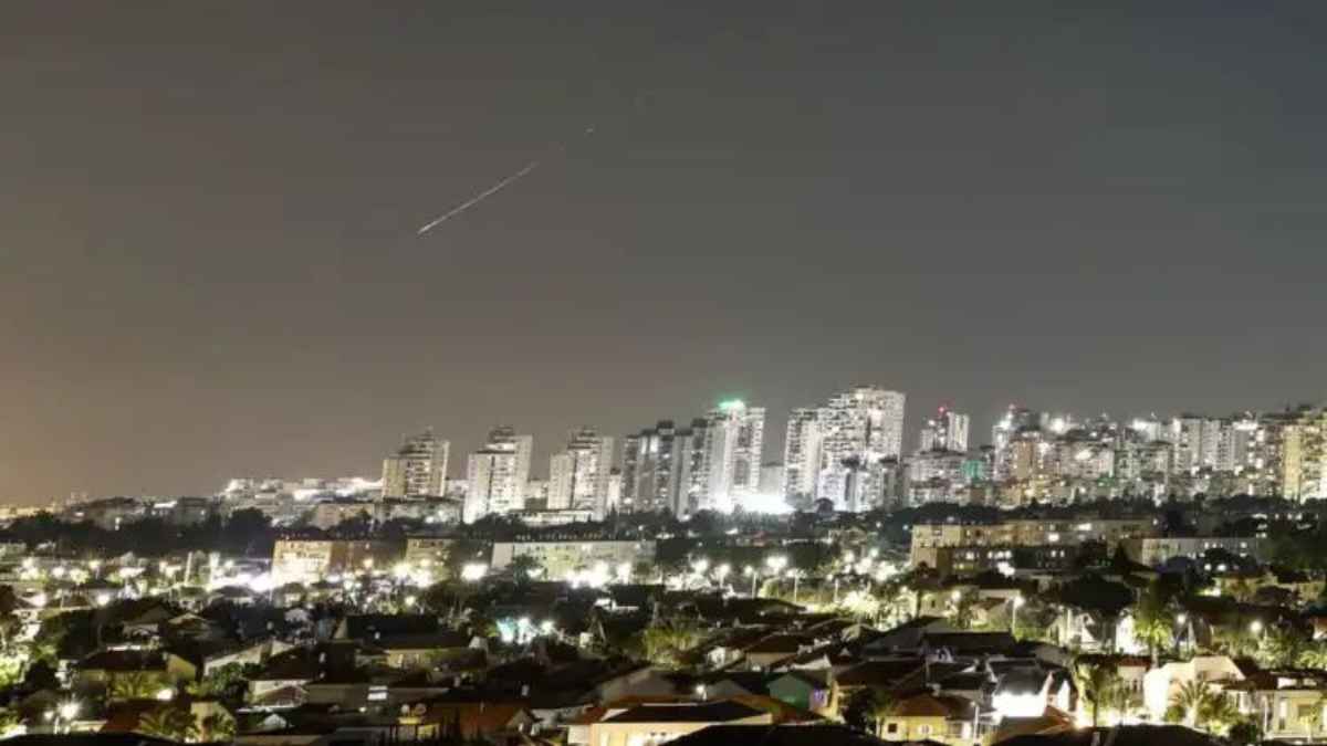 मिडिल ईस्ट में सीजफायर टूटा! ईरान ने इजरायल पर दागीं ताबड़तोड़ मिसाइलें, ‘पागल कुत्तों’ को सबक सिखाने की दी धमकी MissileAttack