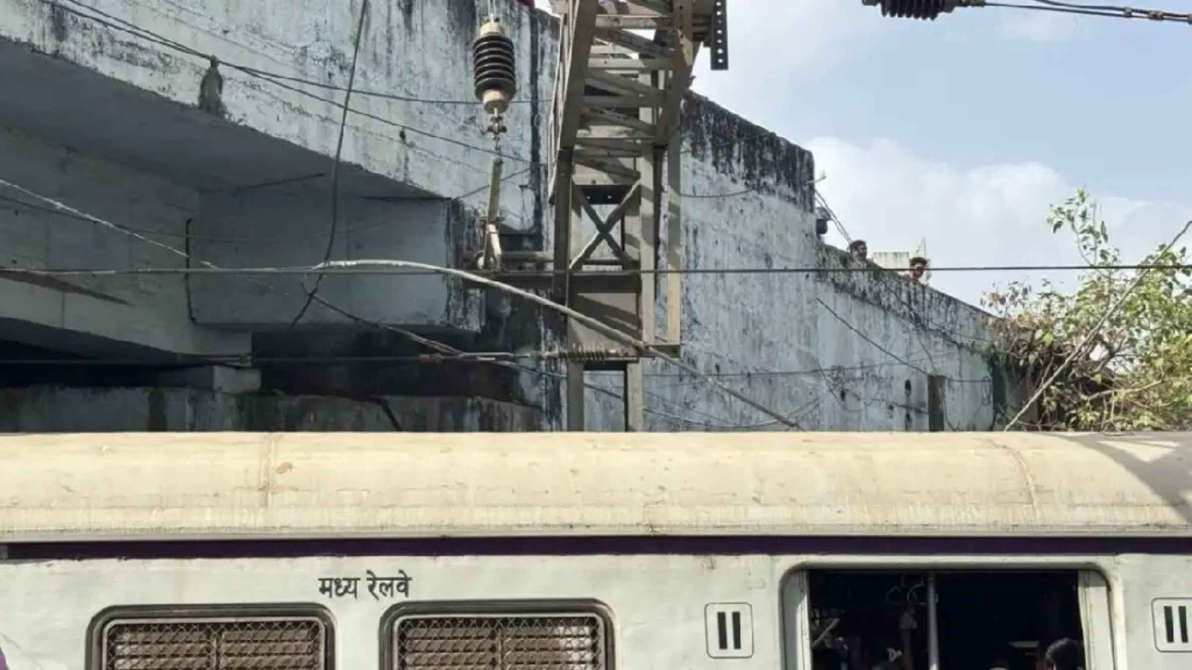 मुंबई लोकल के पहिए थमे, चेंबूर स्टेशन के पास हाई वोल्टेज ओवरहेड वायर पर लटका मिला अनजान तार, मची भयंकर अफरातफरी Mumbai Local Train