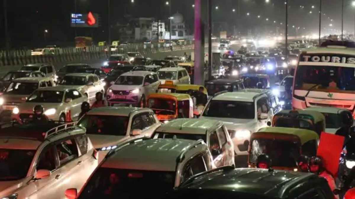 सड़क पर ऑटो चालकों की ‘दबंगई’, सेक्टर 62 गोल चक्कर पर रोज लग रहा भयंकर जाम, रेंग रहे वाहन Noida traffic jam