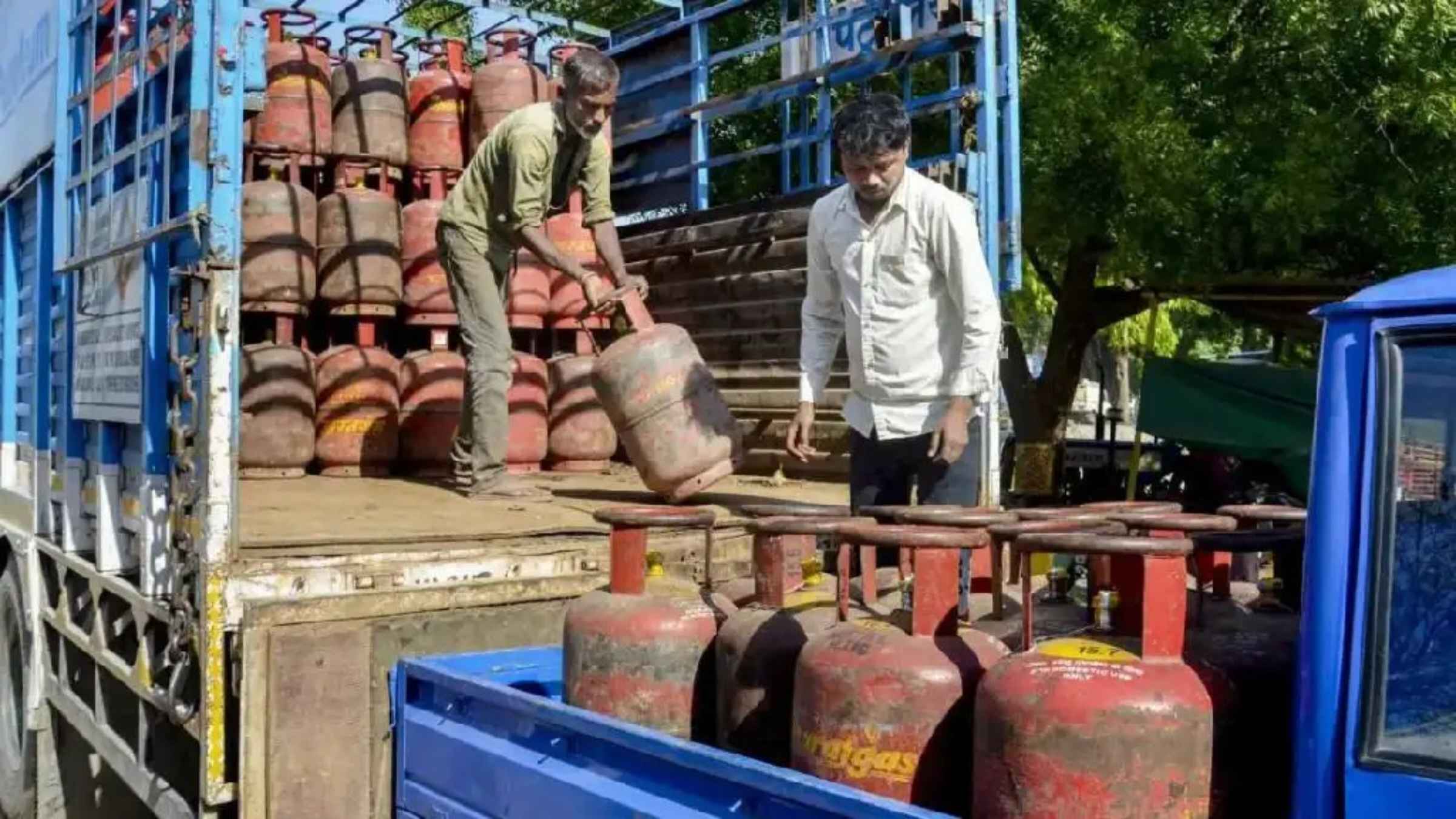 PM Ujjwala Yojana: करोड़ों गरीब परिवारों को लगा बड़ा झटका, अब साल में मिलेंगे सिर्फ इतने ही सब्सिडी वाले सिलेंडर Pradhan Mantri Ujjwala Yojana LPG Cylinder Price