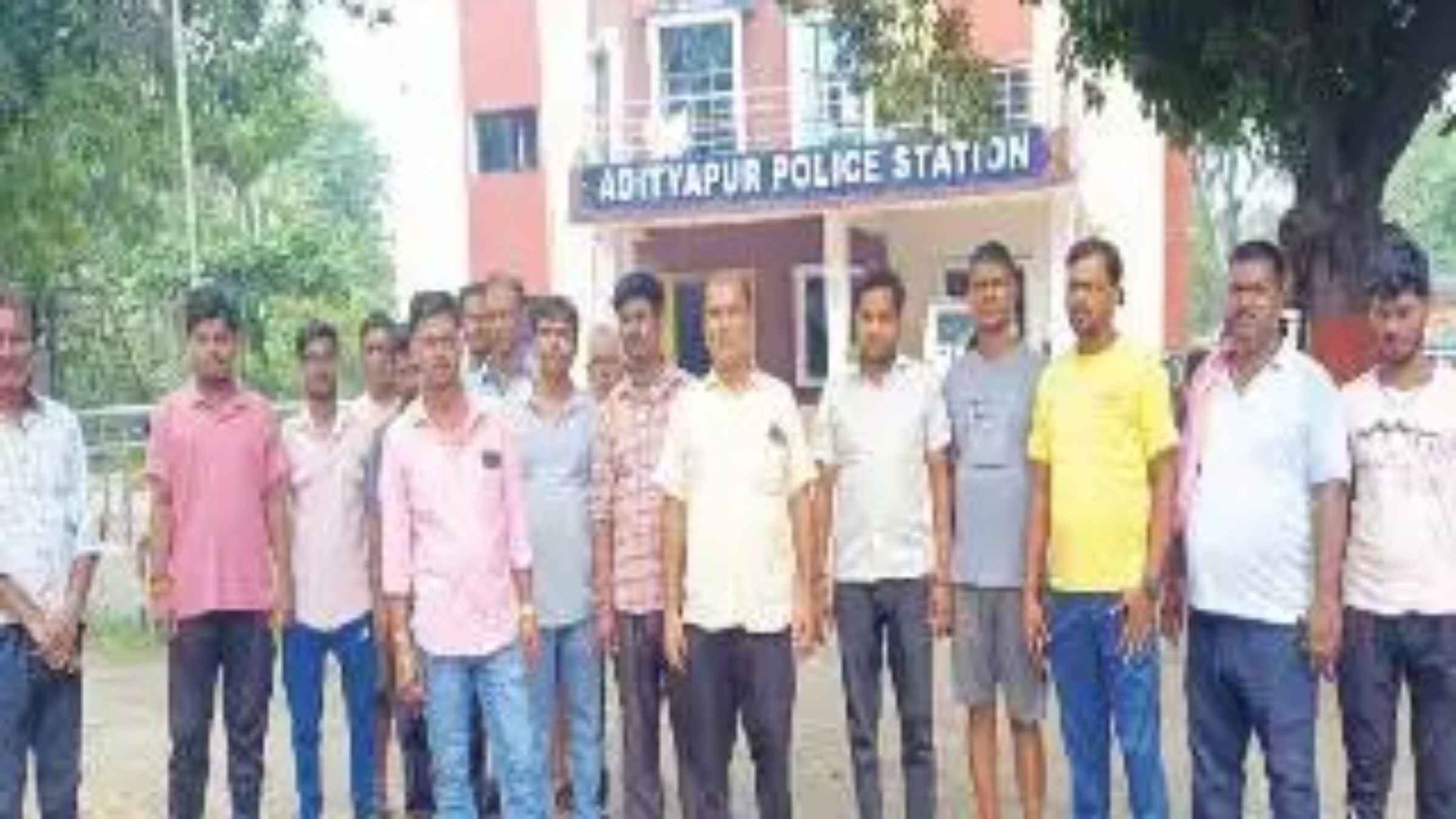 सरायकेला में स्कूटी से दवा लेने निकले छात्र को ट्रैक्टर ने कुचला, उग्र परिजनों ने थाने का किया घेराव Road Accident Student Death