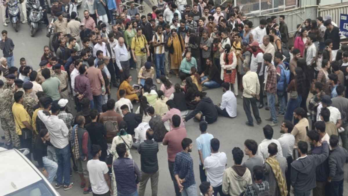 Road blockade and demonstration outside the police station