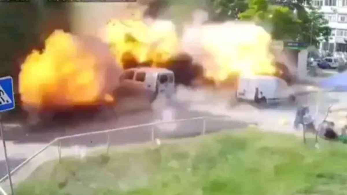 यूक्रेन के खार्किव में फिर बरसी रूसी तबाही, बमबारी में 22 साल की युवती समेत 4 की मौत, 10 घायल RussiaUkraineWar