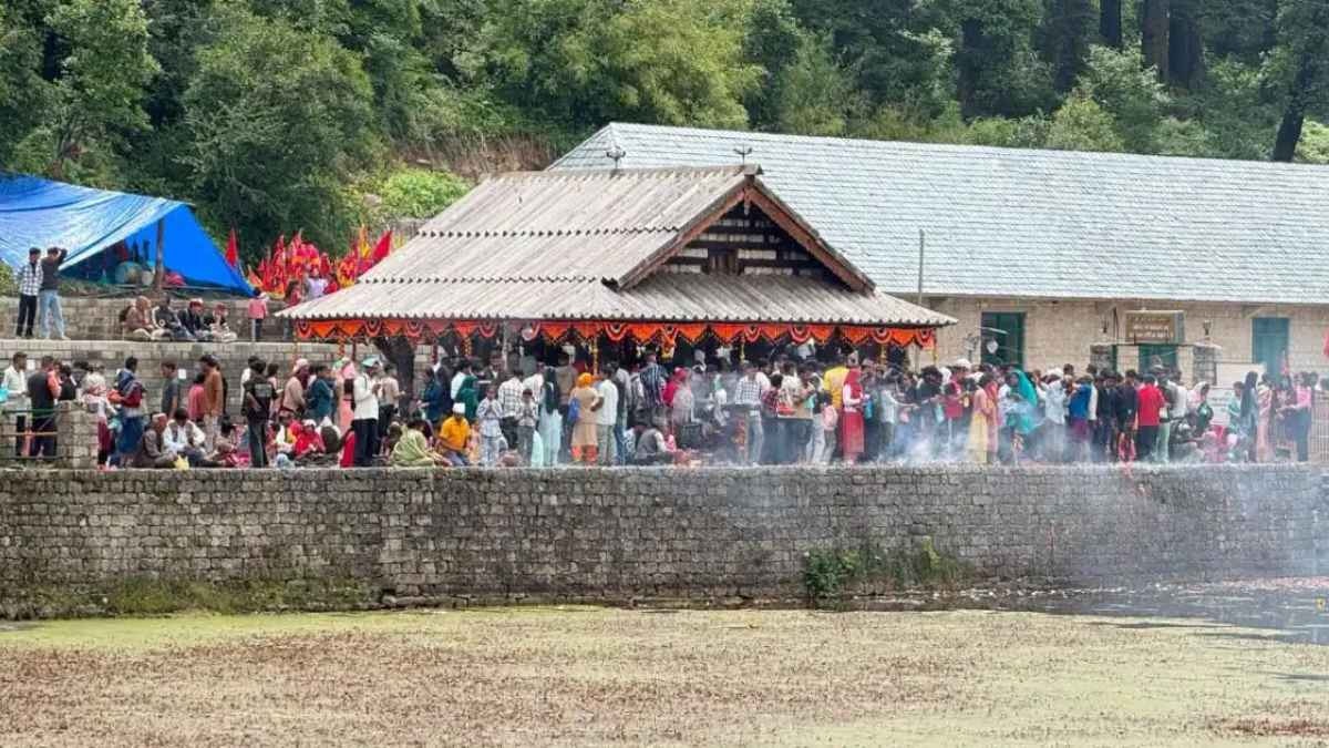 Kamrunag Mela: कमरूनाग झील में भक्तों ने विसर्जित किए करोड़ों के आभूषण और नकद, सोने-चांदी से लबालब भरी रहस्यमयी झील Saranahuli Fair