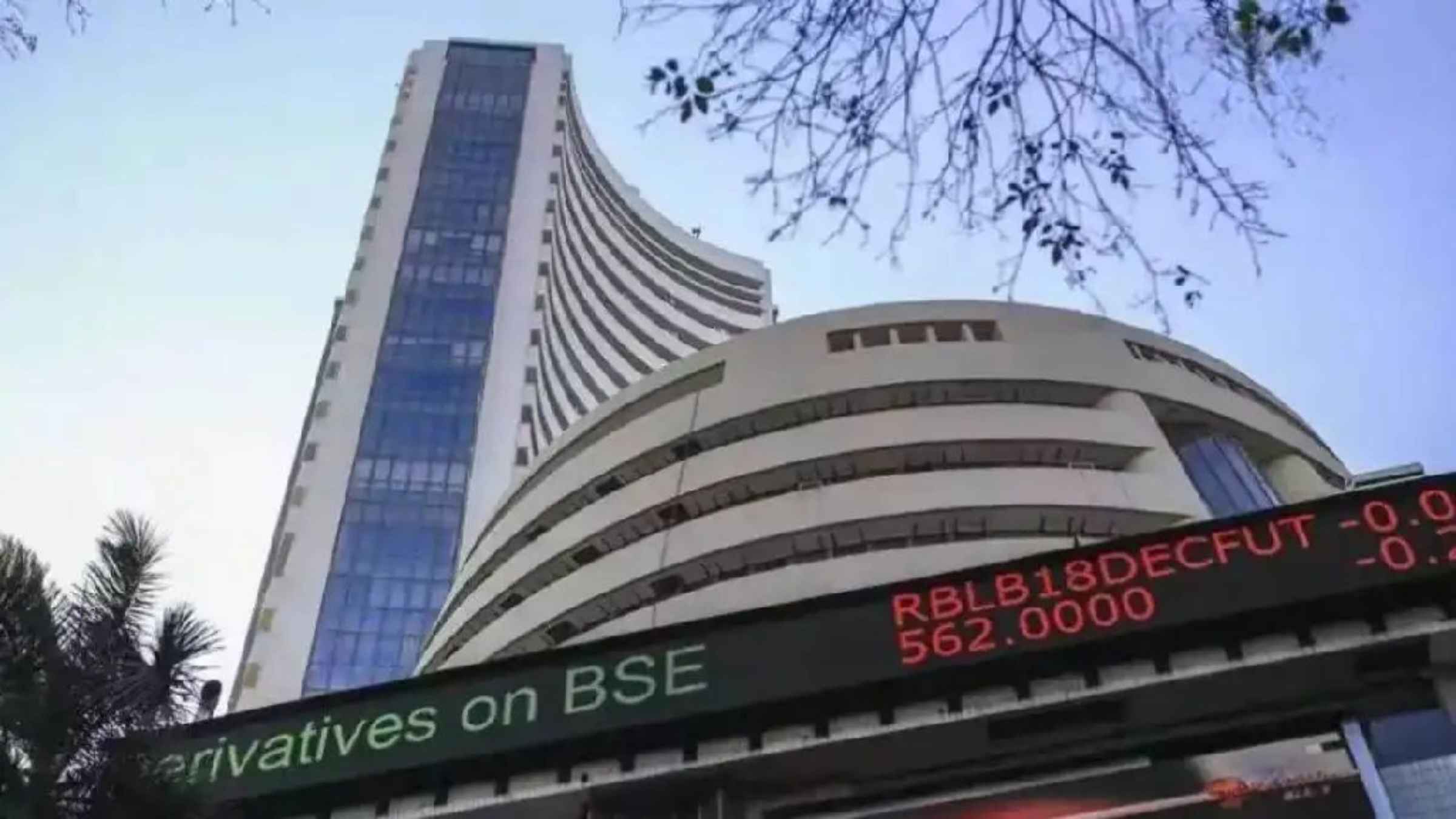 Share Market Updates: शेयर बाजार में आई जबरदस्त बहार, सरकार के इस बड़े फैसले के बाद सेंसेक्स और निफ्टी ने पकड़ी तूफानी रफ्तार Share market online Stock market today