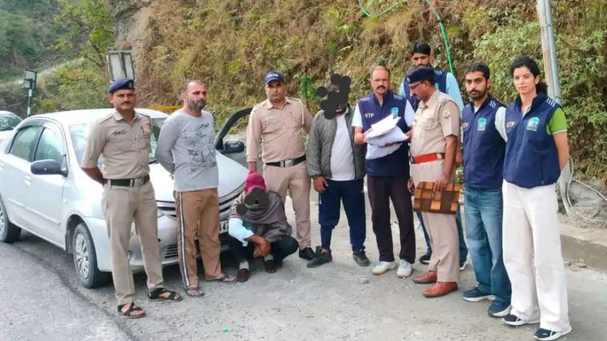 हिमाचल में स्पेशल टास्क फोर्स का बड़ा एक्शन, लग्जरी कार से करीब पांच किलो चरस बरामद, पंजाब के दो तस्कर गिरफ्तार Smuggler Arrested