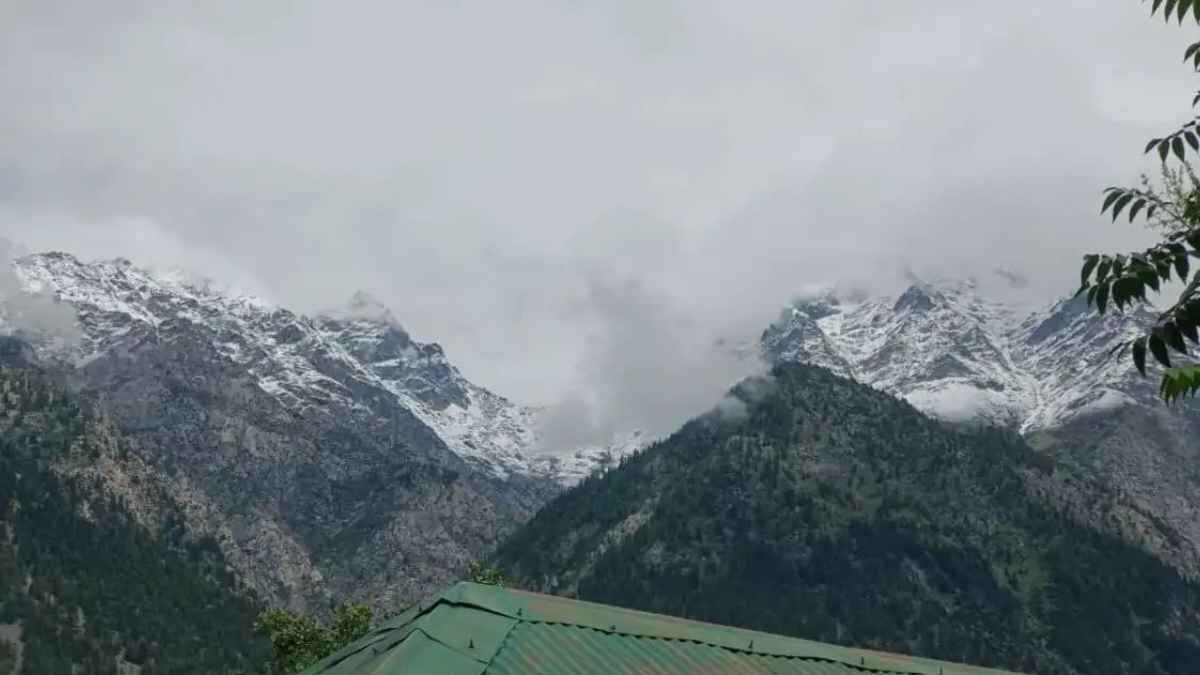 हिमाचल प्रदेश में मौसम ने बदली करवट, रोहतांग में बर्फबारी और शिमला में ओलों के साथ भारी बारिश का अलर्ट जारी Snowfall in Himachal