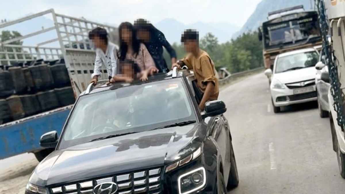 मनाली की वादियों में स्टंटबाजी करना यूपी के सैलानियों को पड़ा भारी, सोशल मीडिया पर फोटो वायरल होते ही कटा चालान Stunt