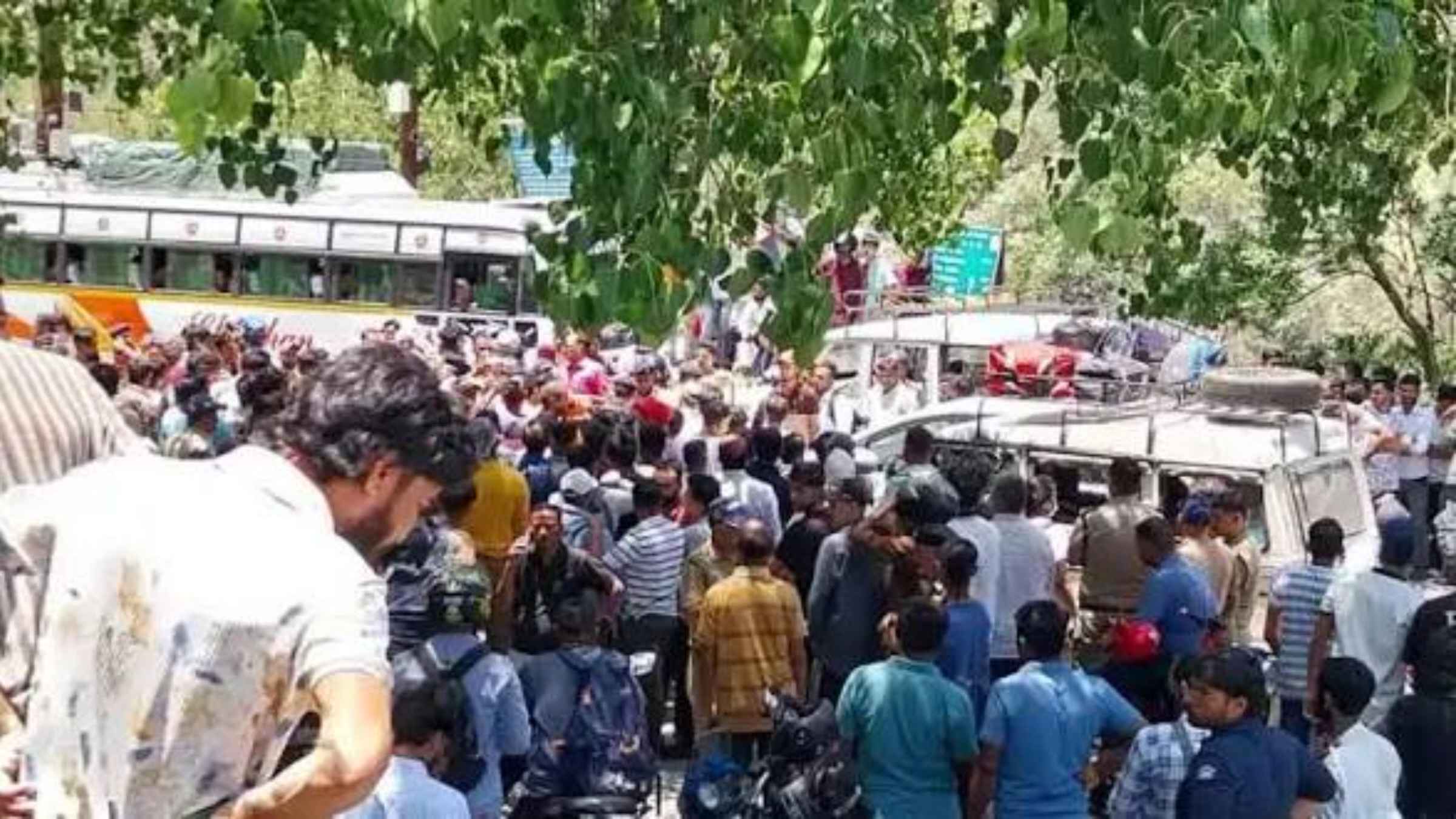 कर्णप्रयाग में निहंग सिखों और स्थानीय लोगों के बीच खूनी संघर्ष, तलवारें चलने के बाद प्रशासन ने उठाया बड़ा कदम Uttarakhand News Chamoli Karnaprayag Clash