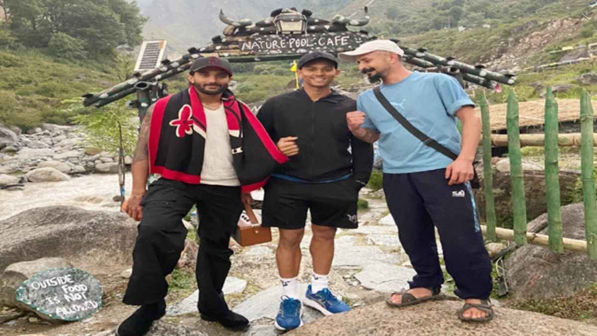 धर्मशाला वनडे से पहले फाइव स्टार होटल छोड़ वादियों में घूमे यशस्वी जायसवाल और नीतीश रेड्डी, पहाड़ी मैगी का लिया लुत्फ Yashasvi and Nitish
