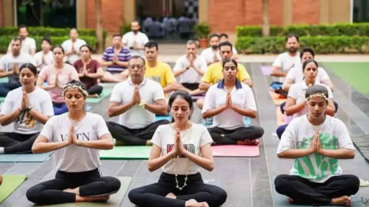भीषण गर्मी में शरीर को अंदर से ठंडा रखेंगे ये 4 योगासन और प्राणायाम, डॉक्टर भी मानते हैं इसे बेस्ट समर टॉनिक Yoga