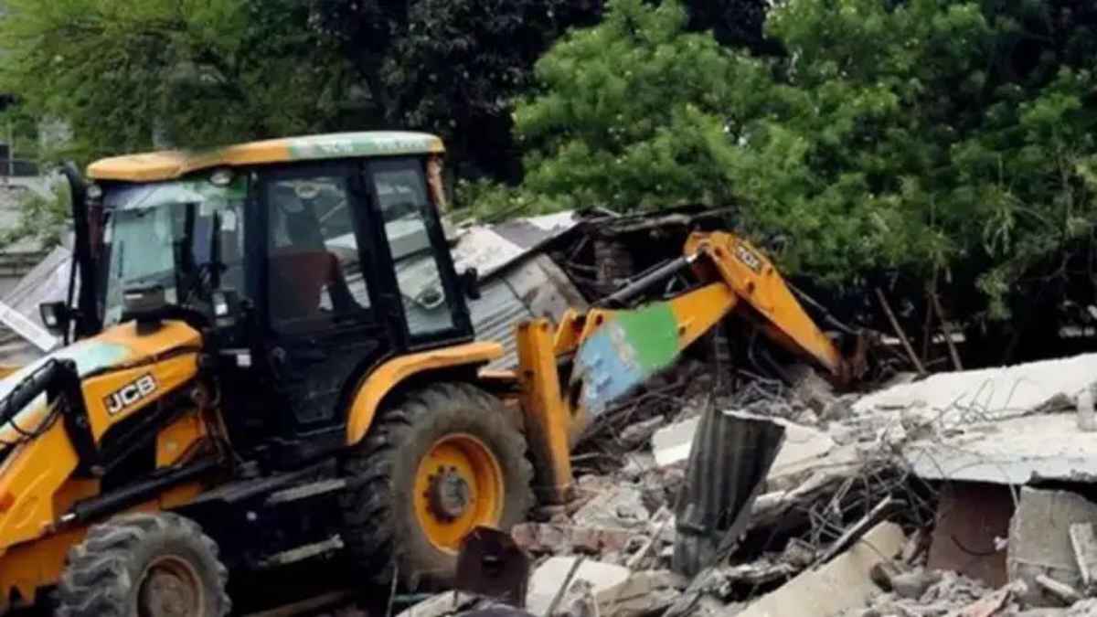 नीट पेपर लीक का महा-एक्शन: बीड में मास्टरमाइंड प्रोफेसर कुलकर्णी की अवैध इमारत पर चला बुलडोजर! buldozer