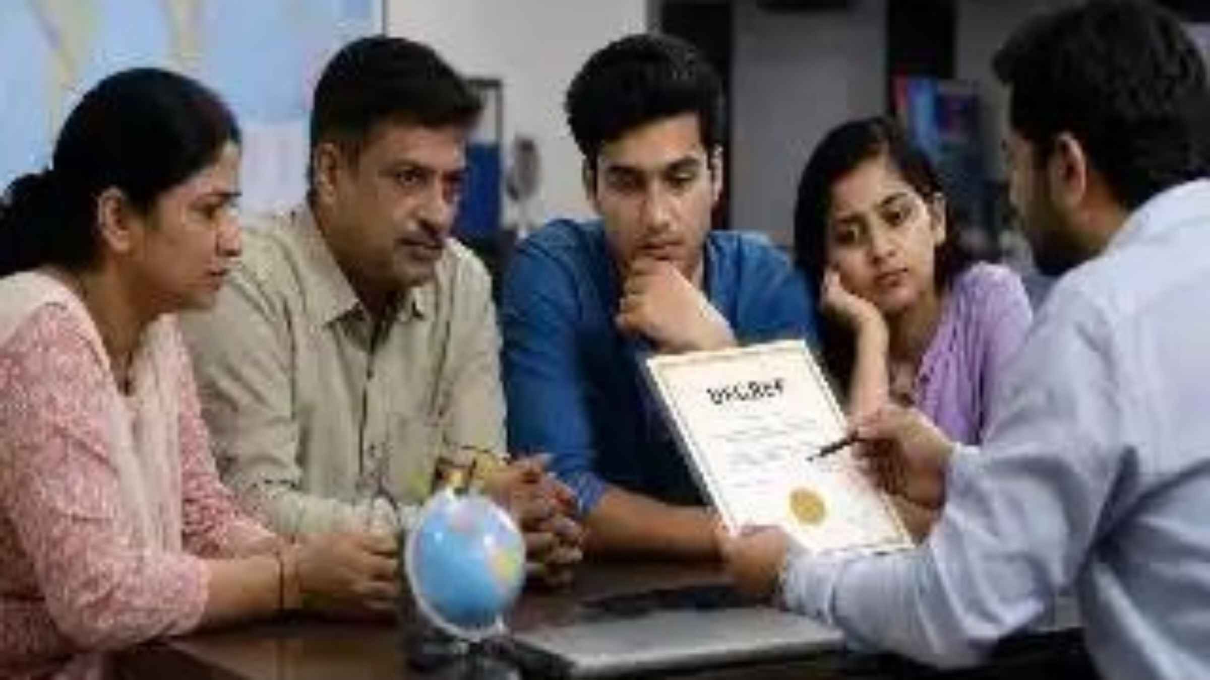 विदेशों में पढ़ाई करने वाले भारतीय छात्रों का बिगड़ा बजट, डॉलर और पाउंड की मजबूती ने उड़ाई माता-पिता की रातों की नींद currency exchange rates impact