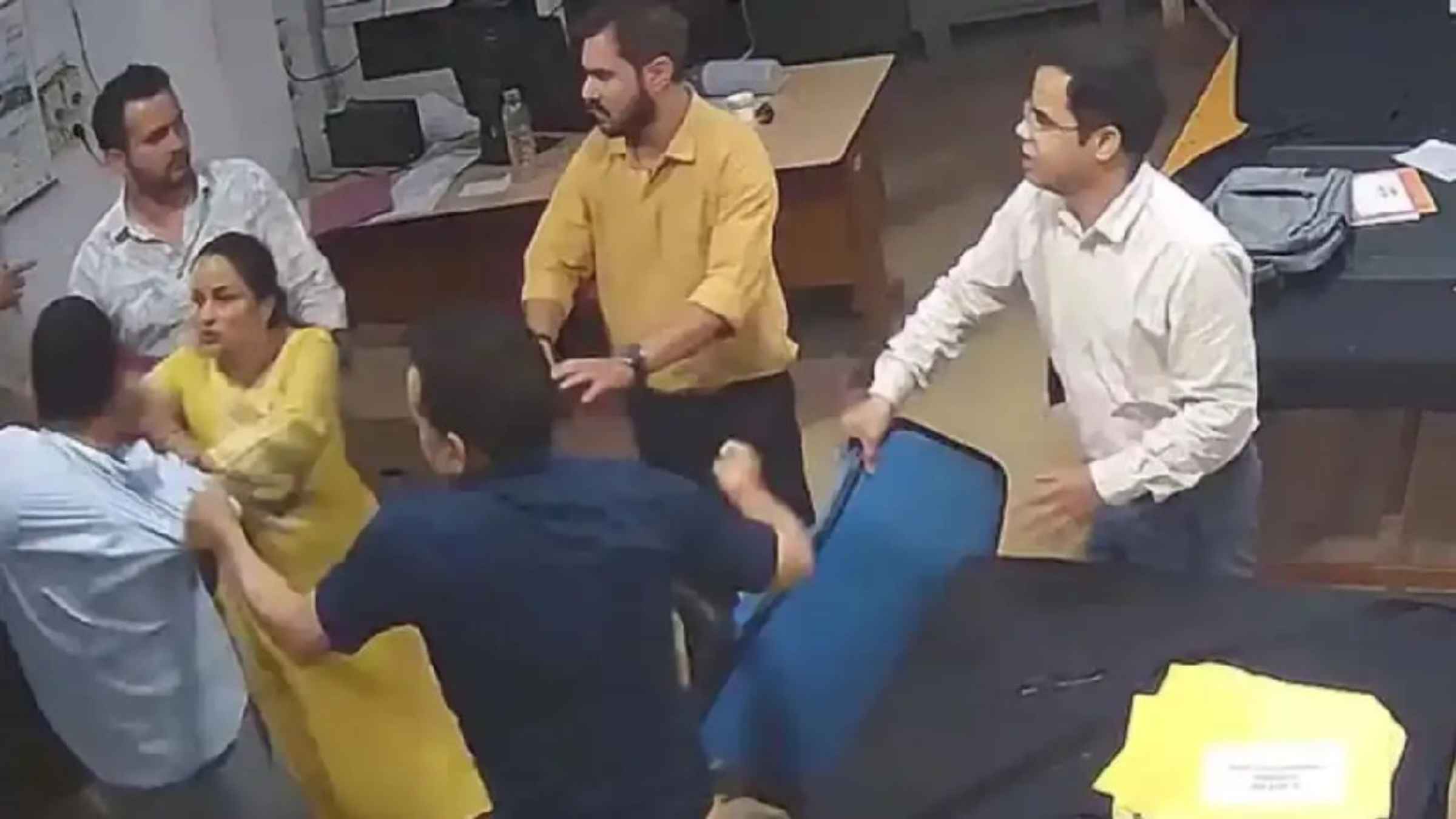 पॉलिटेक्निक कॉलेज में घुसे दरोगा ने शिक्षकों को बेरहमी से पीटा, कुर्सियां पटकने का लाइव वीडियो सोशल मीडिया पर वायरल dehradun news uttarakhand crime