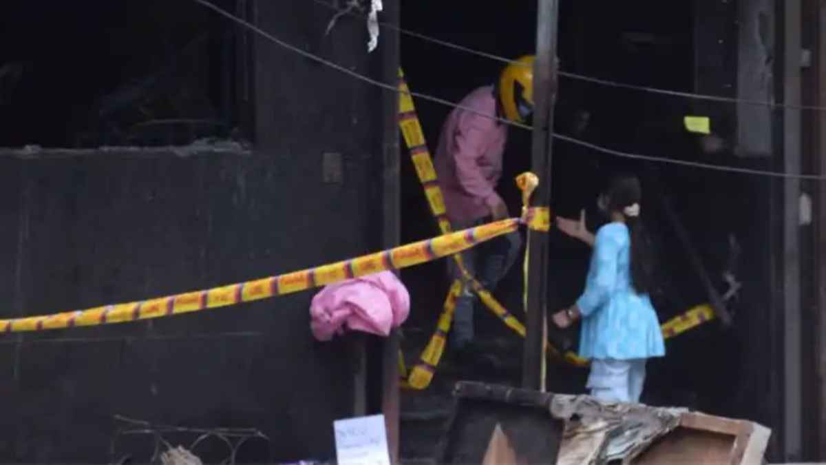 दिल्ली में बिल्डर माफिया का खौफनाक जाल: नियमों को ताक पर रख खड़ी कीं 7 मंजिला इमारतें, मासूमों की जान दांव पर delhi-illegal-construction