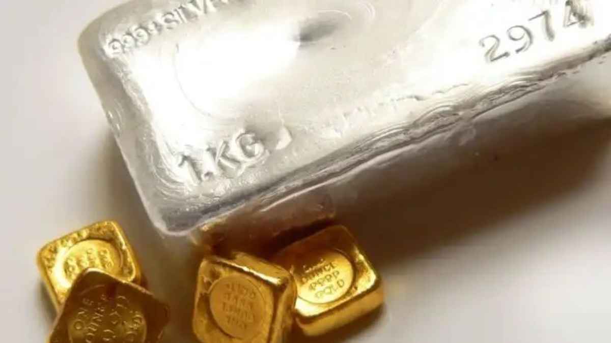 सोने का भाव ₹1.60 लाख के पार, चांदी बाजार में बड़ा क्रैश; खरीदारी करने से पहले चेक करें नए रेट्स! gold silver