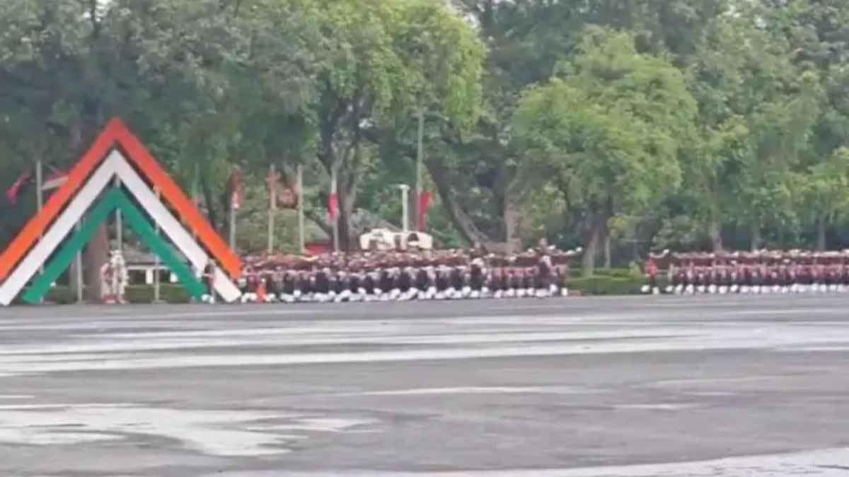 IMA परेड में रचा इतिहास! पुरुष कैडेटों के साथ कदम मिला पहली बार सेना में अफसर बनीं बेटियां ima-passing-out-parade