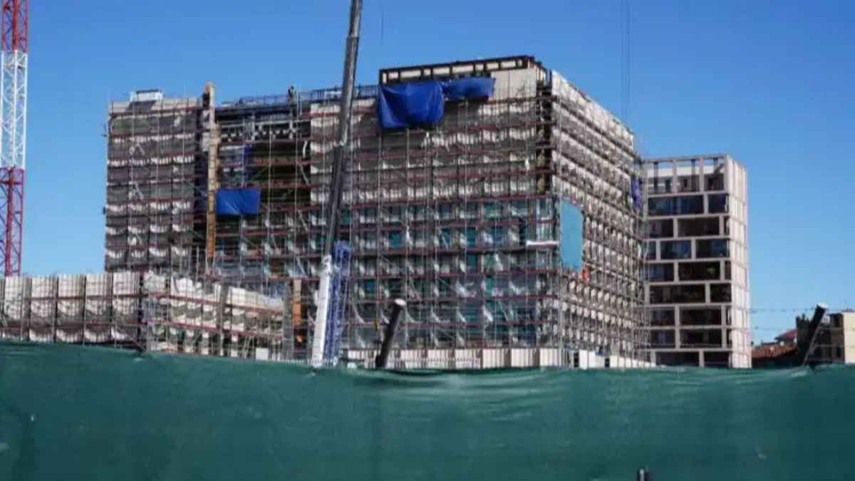 मिलान में अमेरिकी कांसुलेट के निर्माण में महाघोटाला, भारतीय मजदूरों के शोषण पर दो अफसर गिरफ्तार indian-workers-labor-exploitation-milan
