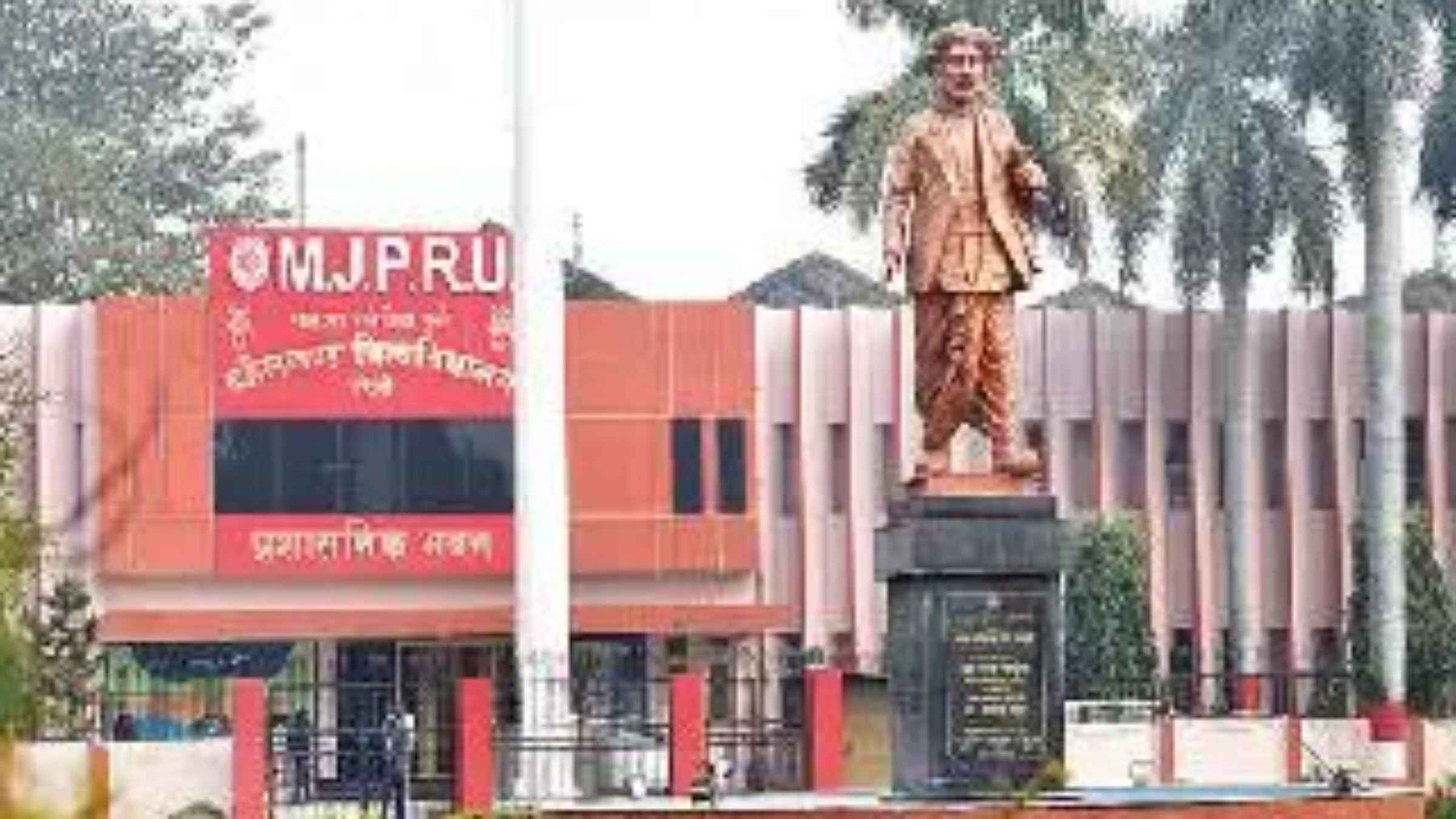 रुहेलखंड विश्वविद्यालय की योग वाटिका में जुटे सैकड़ों लोग, जानिए कुलपति ने छात्रों को क्या दिया बड़ा मंत्र international yoga day yoga benefits