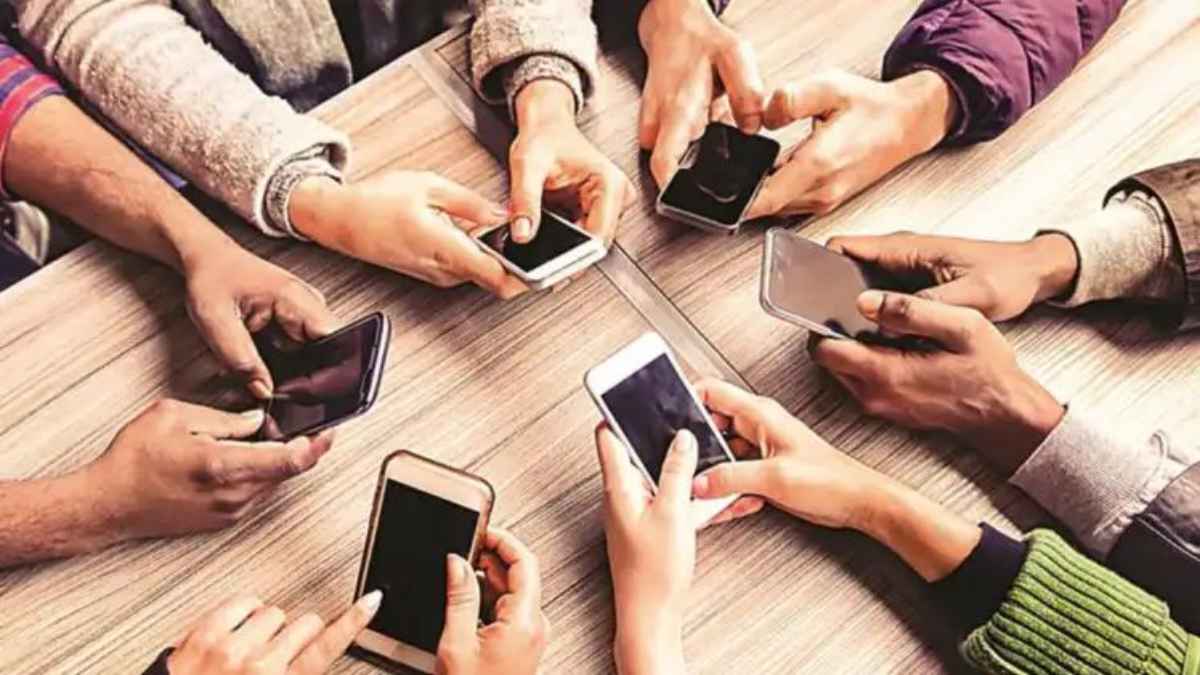 चारधाम यात्रा में खत्म होगी भाषाई दूरी: अब ‘भाषिणी ऐप’ कराएगा तमिल बाबू और गढ़वाली भाई की बात mobile using