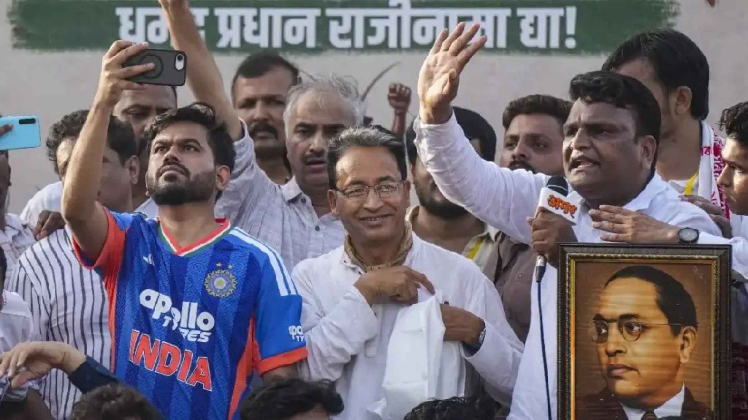 सोशल मीडिया से सड़कों पर उतरी कॉकरोच जनता पार्टी, पेपर लीक के खिलाफ पुणे के बाद अब लखनऊ में महाआंदोलन neet exam controversy paper leak updates
