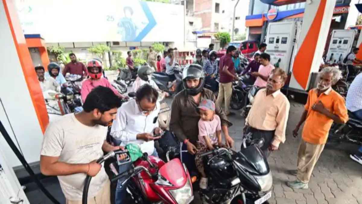 डीजल की किल्लत और भारी अंतर के बीच सरकार का बड़ा फैसला! पेट्रोल पंपों पर तेल लेने के लिए कड़े नियम लागू petrol-pump