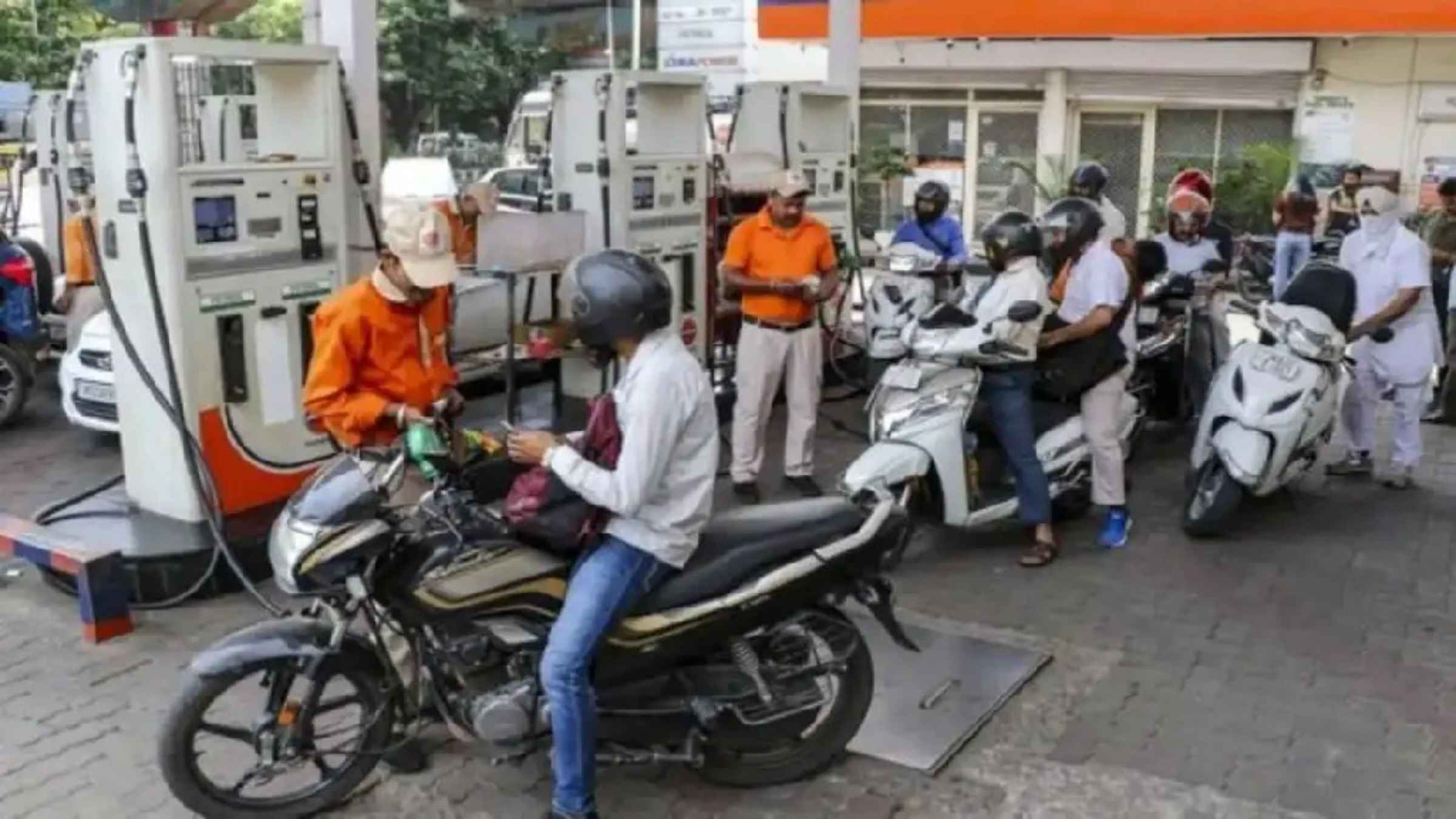 Crude Oil Price Cut: औंधे मुंह गिरी कच्चे तेल की कीमत, क्या आपके शहर में सस्ते होने वाले हैं पेट्रोल और डीजल? petrol price diesel price