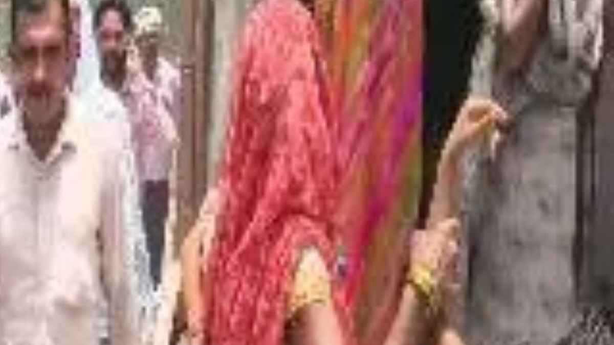 कुंडा में ‘शोले’ स्टाइल ड्रामा: प्रेमी से नाराज किशोरी मोबाइल टावर पर चढ़ी, मची भारी अफरा-तफरी pratapgarh news breaking news