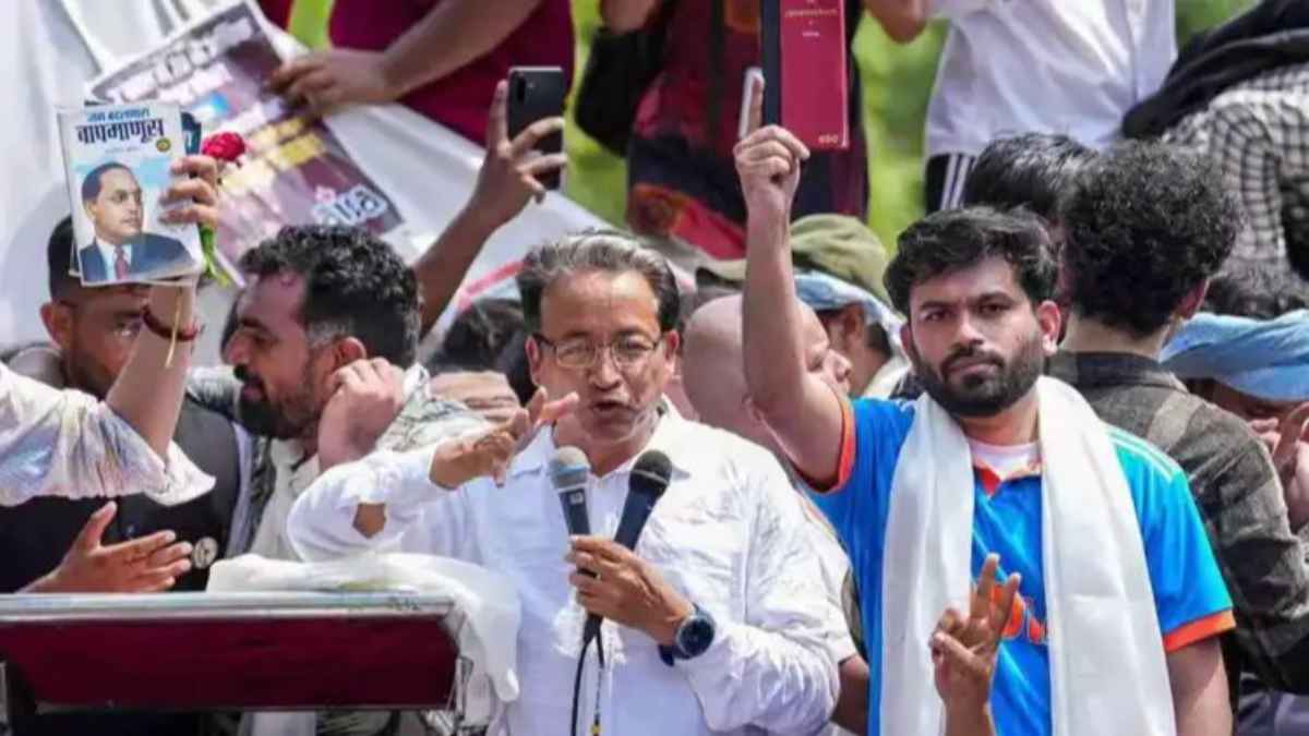विपक्ष का हल्लाबोल: केंद्रीय शिक्षा मंत्री के इस्तीफे की मांग, पुणे से देशव्यापी आंदोलन शुरू करेगी कॉकरोच जनता पार्टी protest-alert