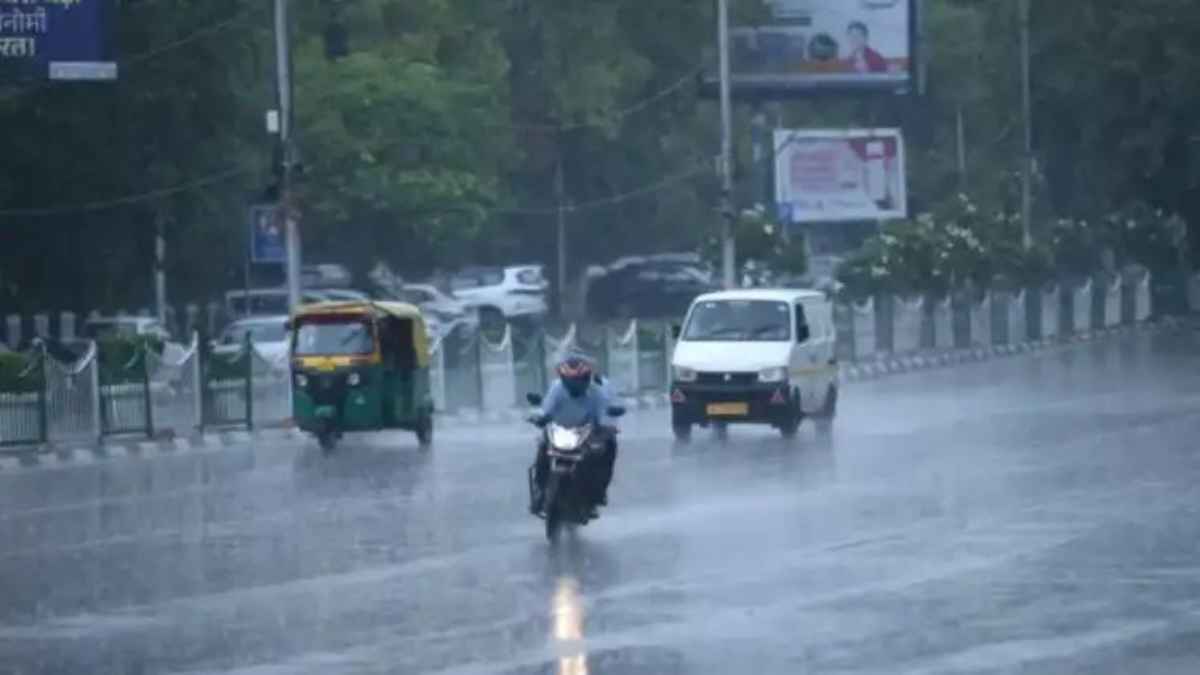 Delhi Weather Update: जून की शुरुआत में भी दिल्ली पर मौसम मेहरबान, आंधी और बारिश को लेकर ‘यलो अलर्ट’ जारी! rain update