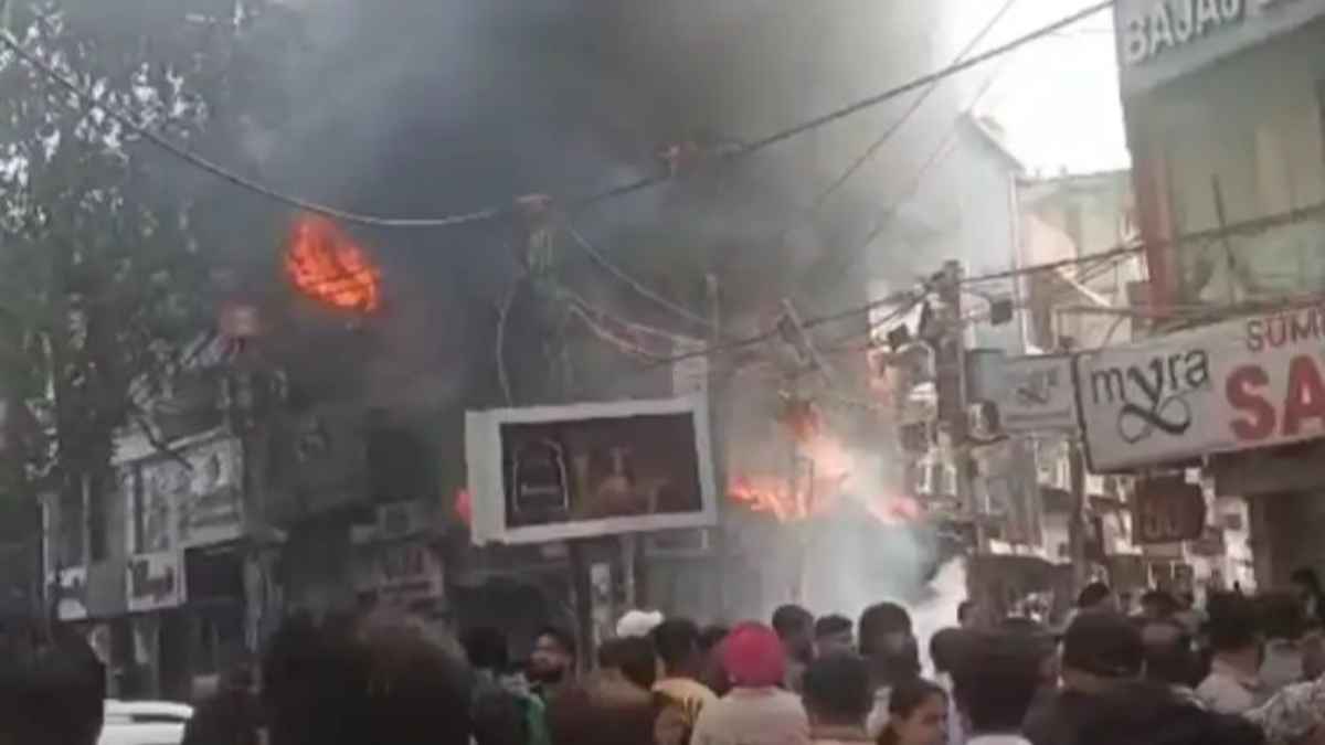 राजौरी गार्डन के कपड़ा शोरूम में भीषण आग, मची अफरा-तफरी! 9 दमकल गाड़ियों ने पाया काबू rajouri-garden-main-market-fire-delhi