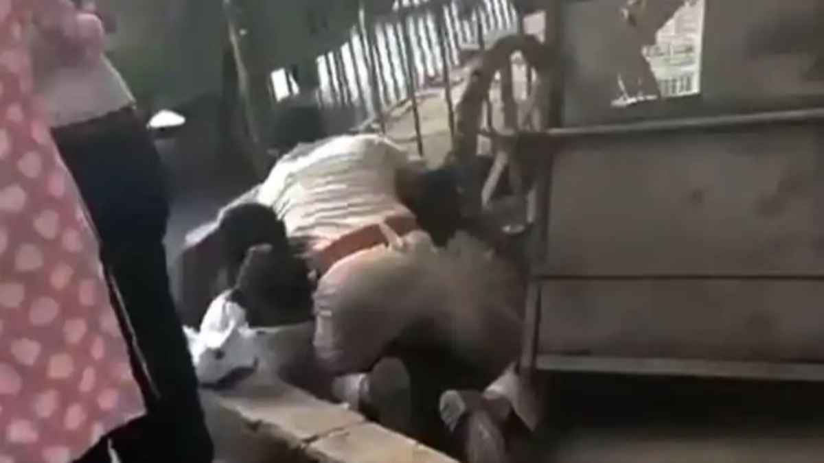 पटना के राजा बाजार में हाई वोल्टेज ड्रामा! बीच सड़क पर पुलिसकर्मी और युवक के बीच हुई जोरदार उठा-पटक road-rage