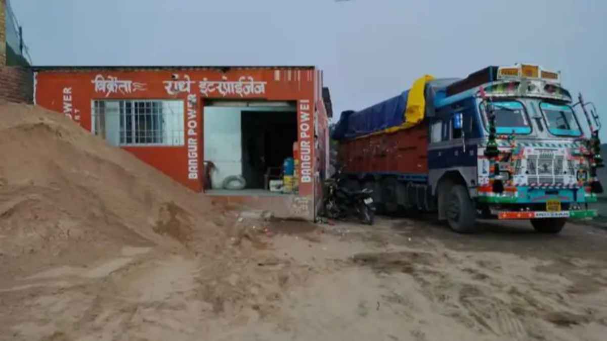 पीएम आवास योजना वालों की चमकी किस्मत! सरकार का ऐसा फैसला जिससे माफियाओं में मचा हड़कंप sand-price
