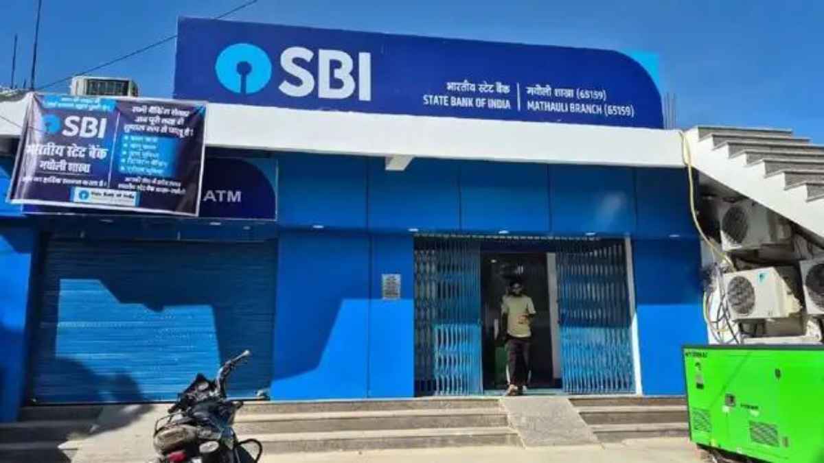 ATM से कैश निकालने वाले हो जाएं सावधान, छोटे शहरों में खाली हो रहे हैं काउंटर, 100 करोड़ के मुआवजे की मांग sbi