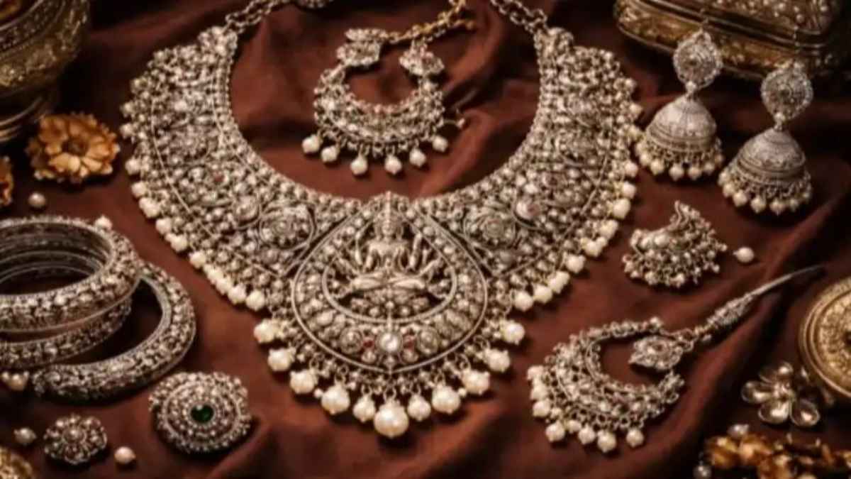 चांदी की कीमतों में अचानक आया भूचाल, एक ही झटके में इतने हजार गिरे दाम, खरीदने से पहले जान लें नया रेट silver-market-trend