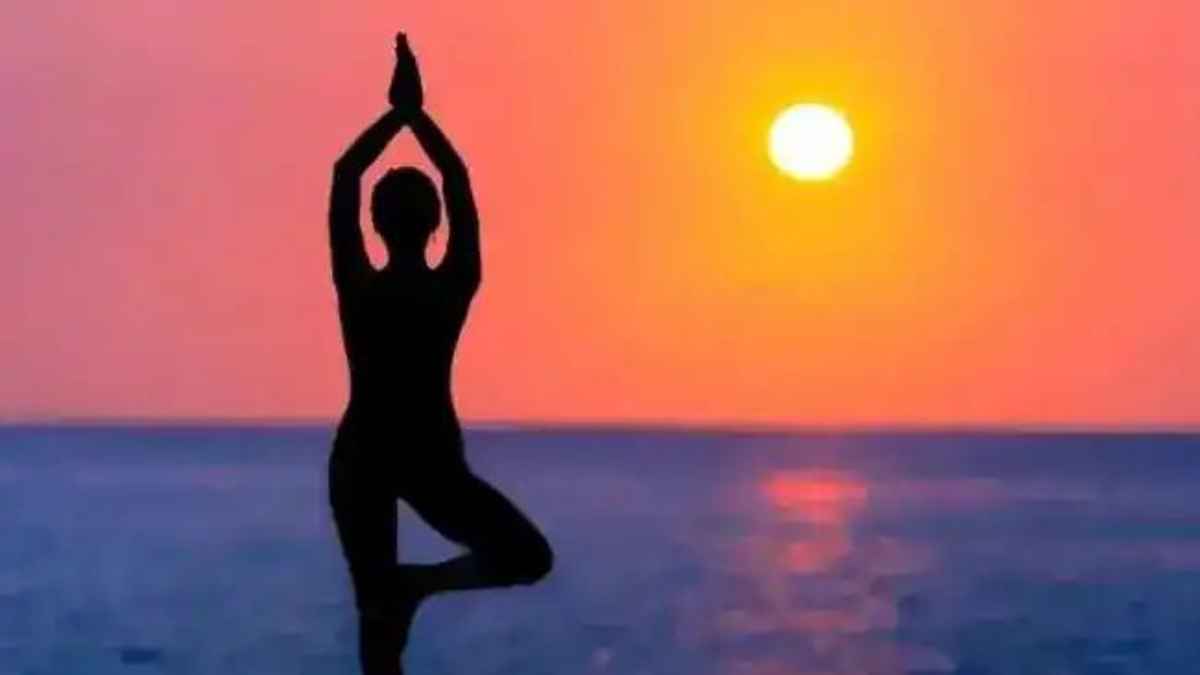 भीषण गर्मी में AC-कूलर भी फेल? योग की इन 3 जादुई तरकीबों से शरीर के भीतर दौड़ेगी ठंडक की लहर summer-cooling-yoga-pranayama