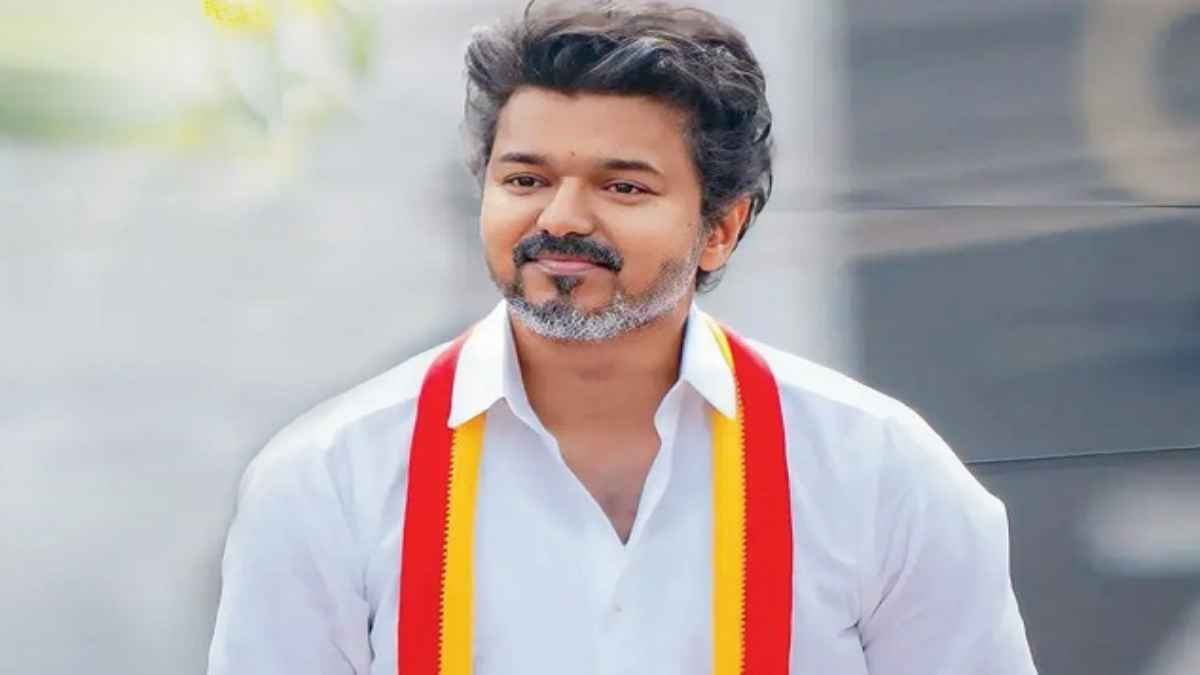 AIADMK को लगा तगड़ा झटका! दिग्गज डायरेक्टर और पूर्व मंत्री ने थामा थलपति विजय की पार्टी TVK का दामन thalapathy-vijay-political-movement