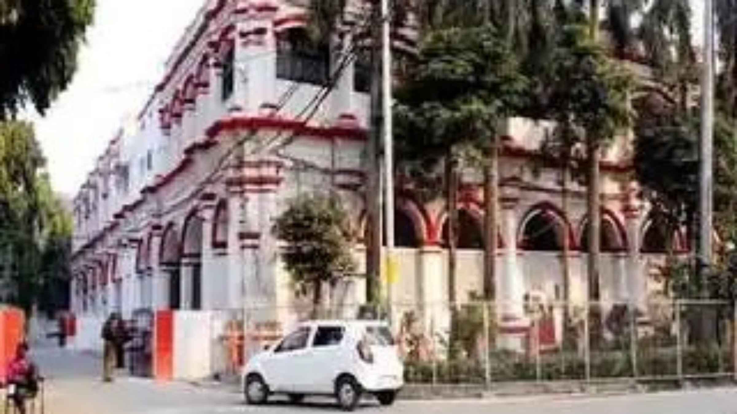 Prayagraj: प्रयागराज में पार्किंग को लेकर नगर निगम का बड़ा फैसला, अब इन सड़कों पर गाड़ी खड़ी की तो खैर नहीं traffic rules up news 5