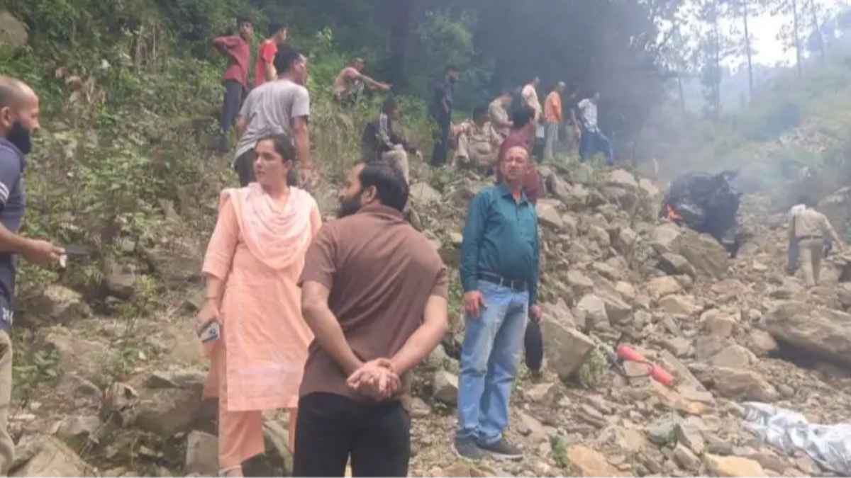 हंसते-खेलते जा रहा था परिवार, नई कार ने ली दो भाइयों की जान, पत्नी पूछती रही पति का हाल uttarakhand-road-accident