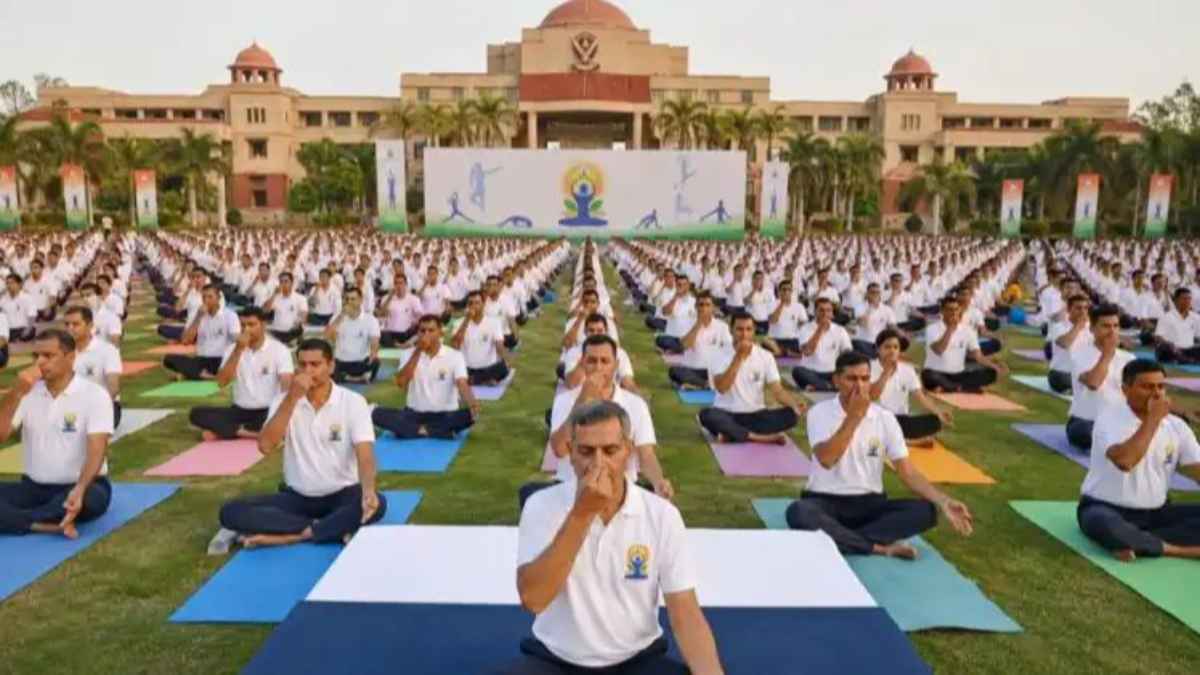 जयपुर योगोत्सव: राजस्थान पुलिस अकादमी में 1100 खाकीधारियों ने किया सामूहिक योगाभ्यास, DGP ने दिया बड़ा संदेश yoga-pranayama-meditation