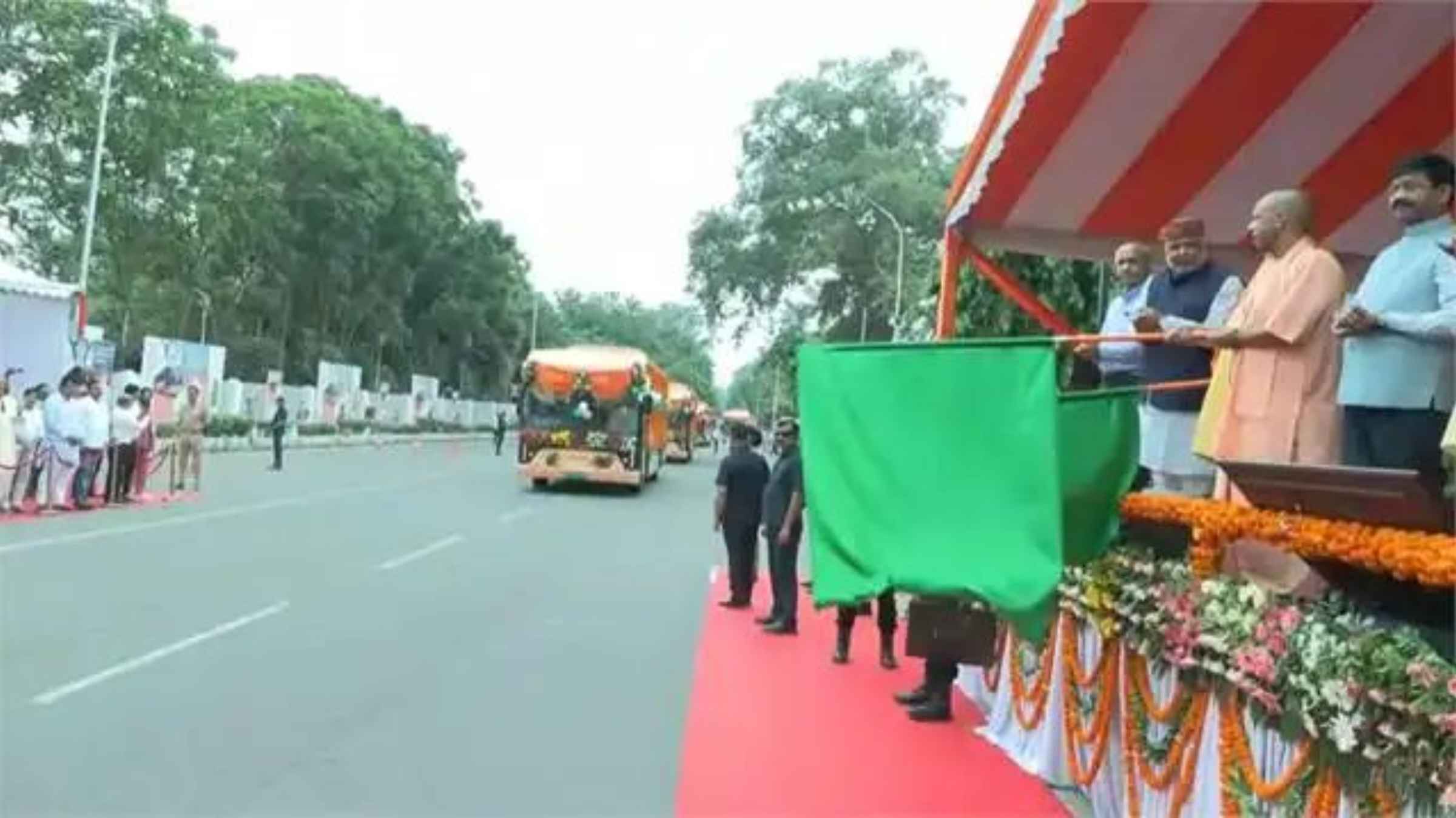 यूपी में सीएम योगी का बड़ा धमाका, चमचमाती इलेक्ट्रिक बसों को दिखाई हरी झंडी, त्रेतायुग को लेकर कही यह बड़ी बात yogi adityanath electric bus